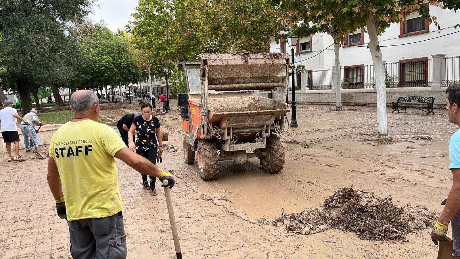 Vecinos ayudando en las tareas de limpieza de Belmonte