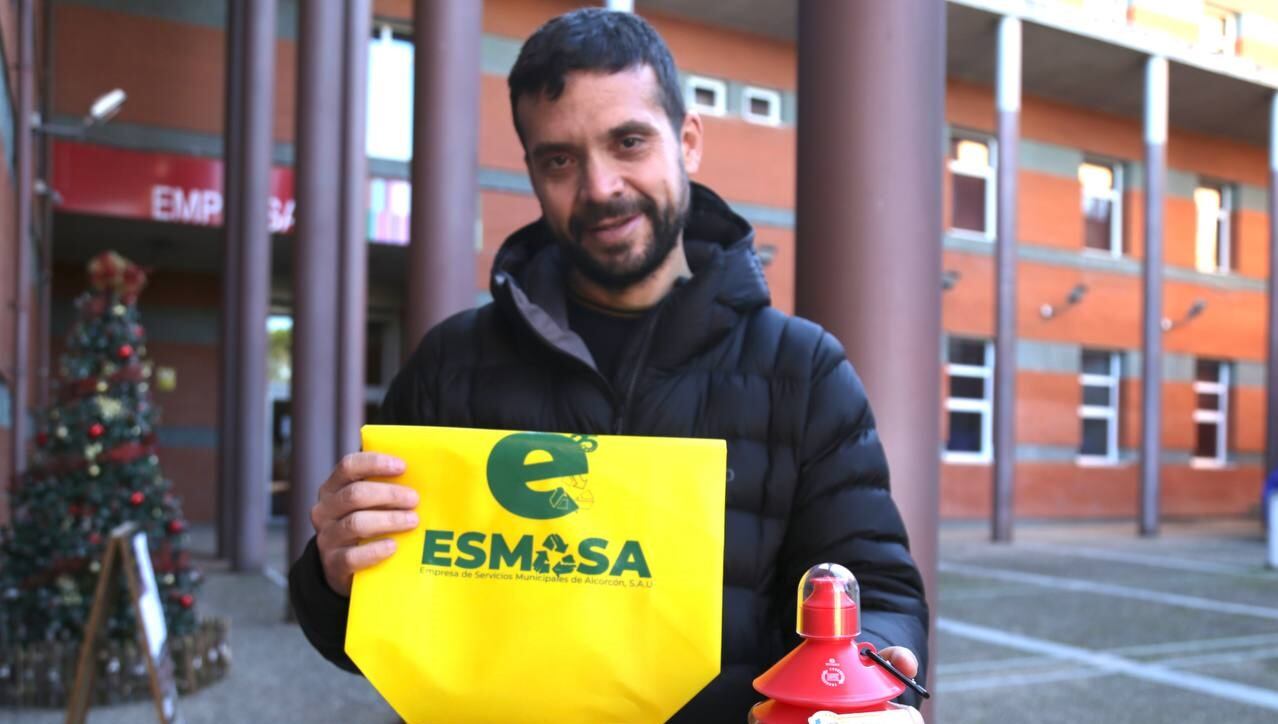 Jesús Santos con el kit de limpieza de heces y orina de perros