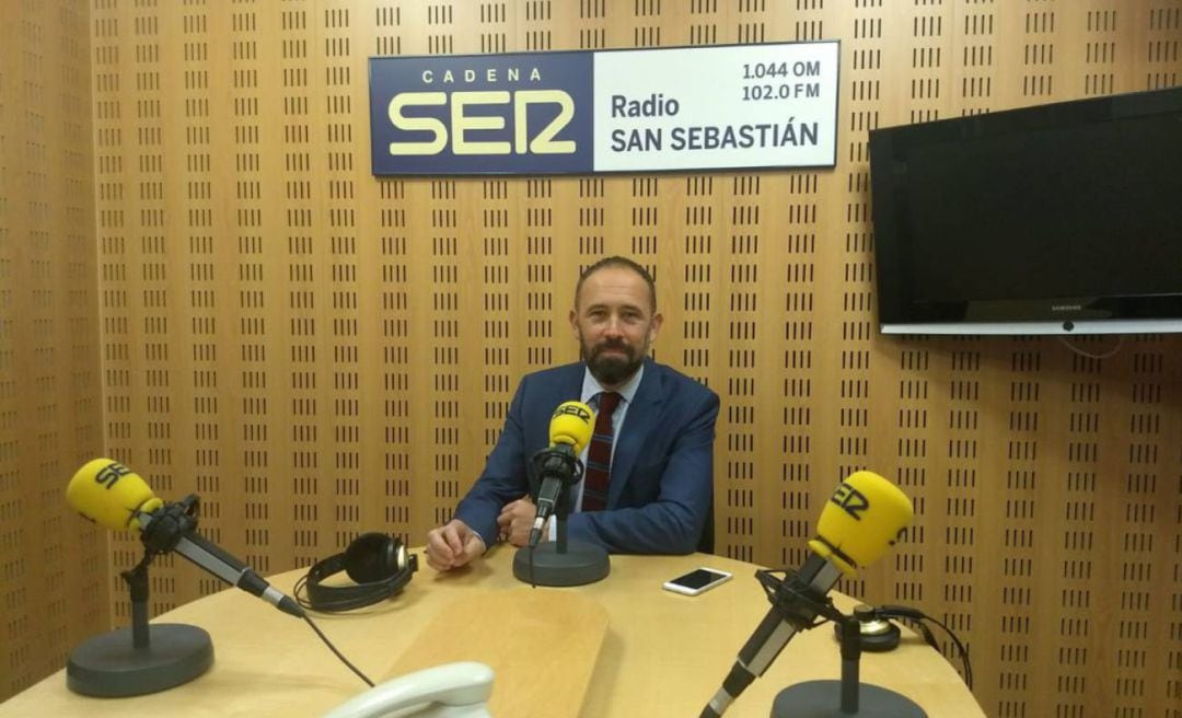 Denis Itxaso en los estudios de Radio San Sebastián