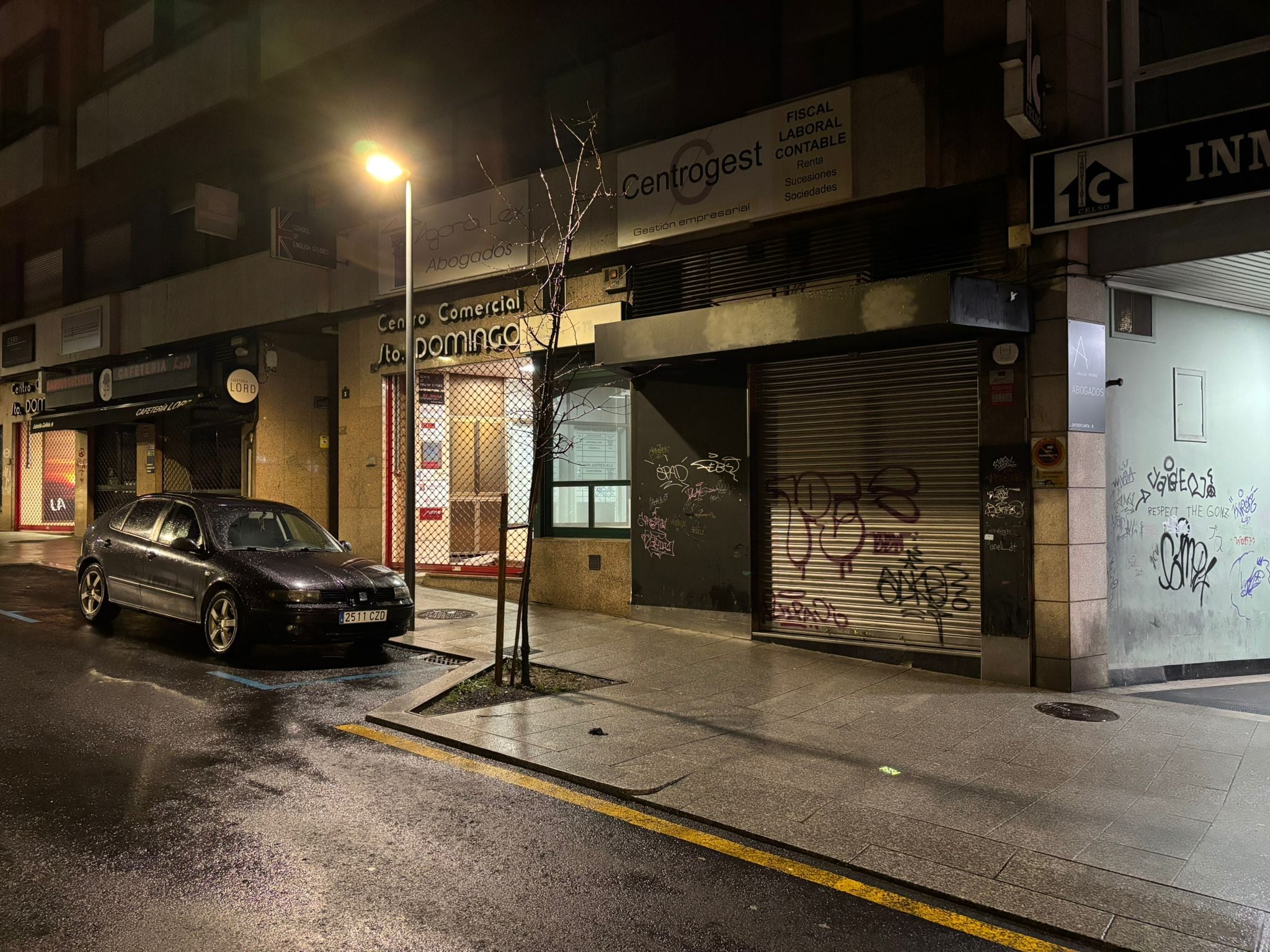 Imagen de la entrada de la discoteca en la calle Valle-Inclán