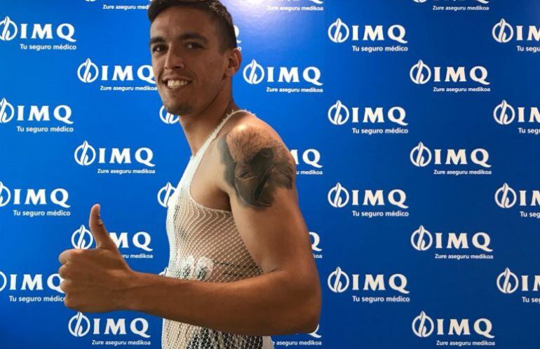 Martínez pasando el reconocimiento médico con el Eibar