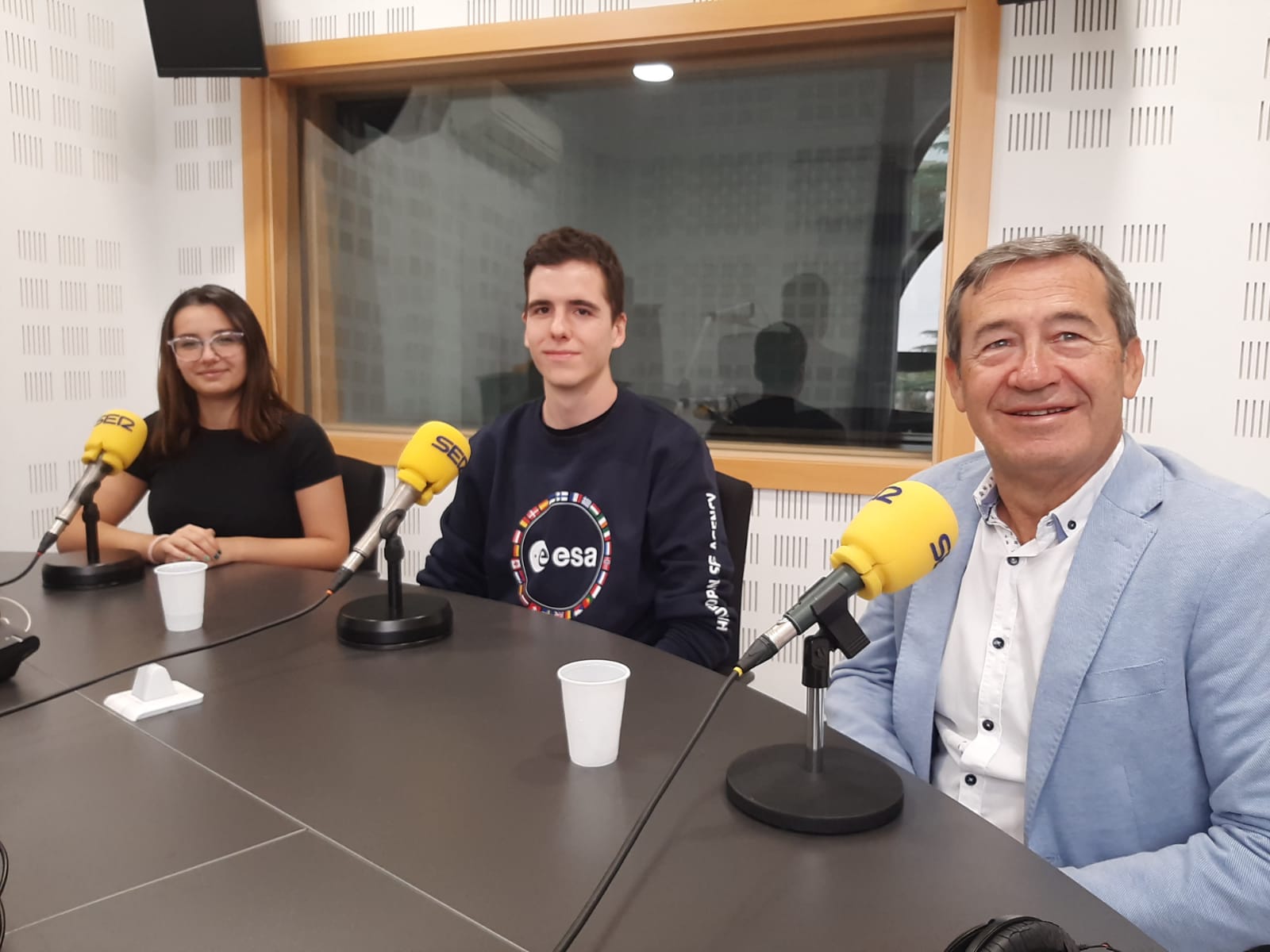 Estudiantes de la Asociación Aeroespacial Cosmos de la URJC junto con el concejal de Educación de Fuenlabrada, Isidoro Ortega.