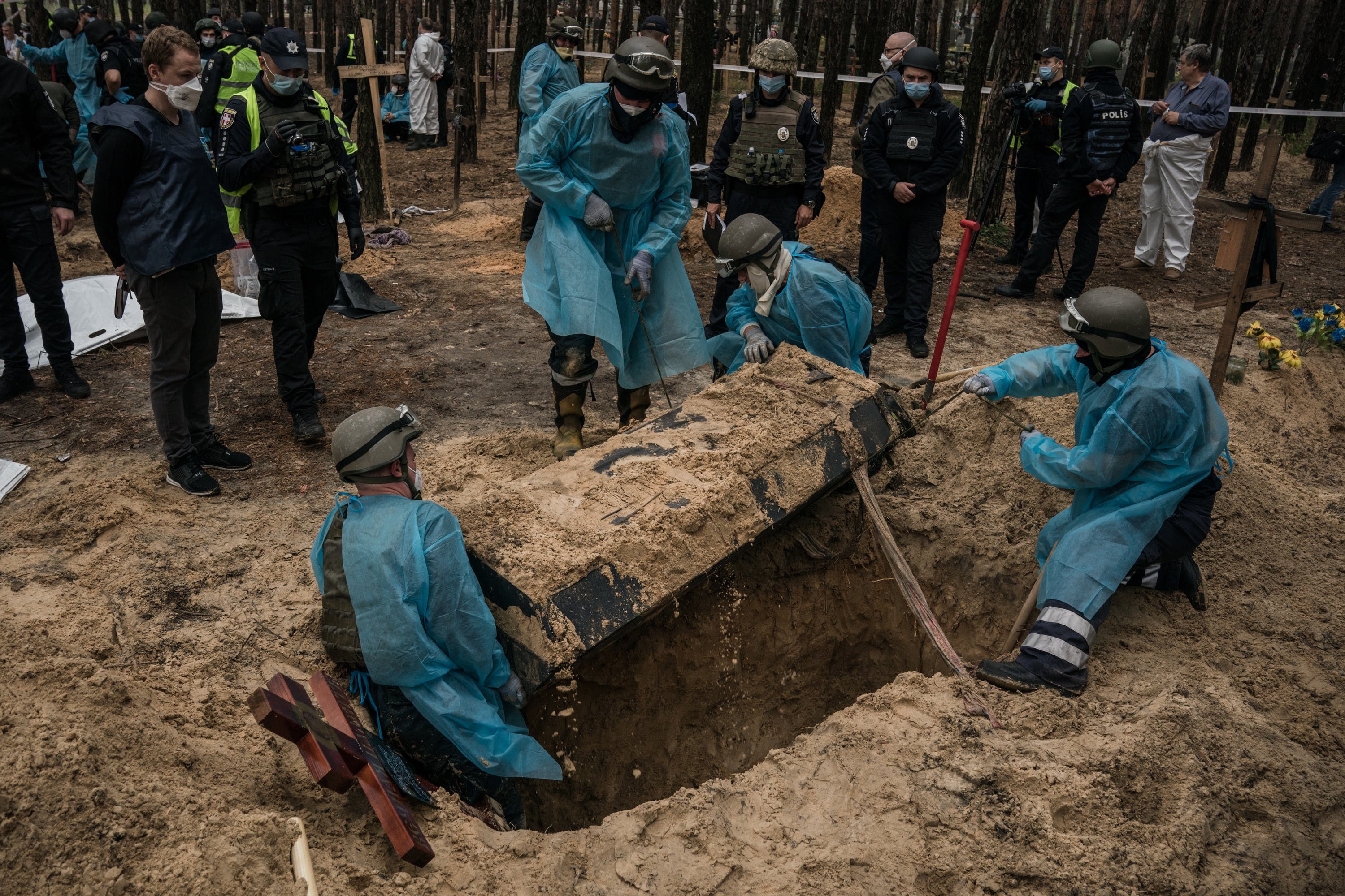 El ejército ucraniano exhuma a los asesinados en las fosas encontradas en Izium