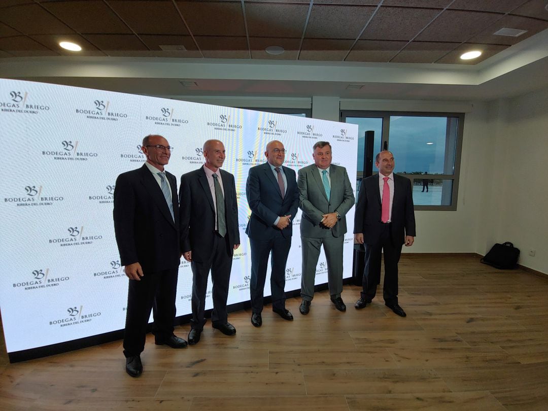 El consejero de Agricultura y el presidente de la DO Ribera del Duero junto con los hermanos Briego en el acto de inauguración