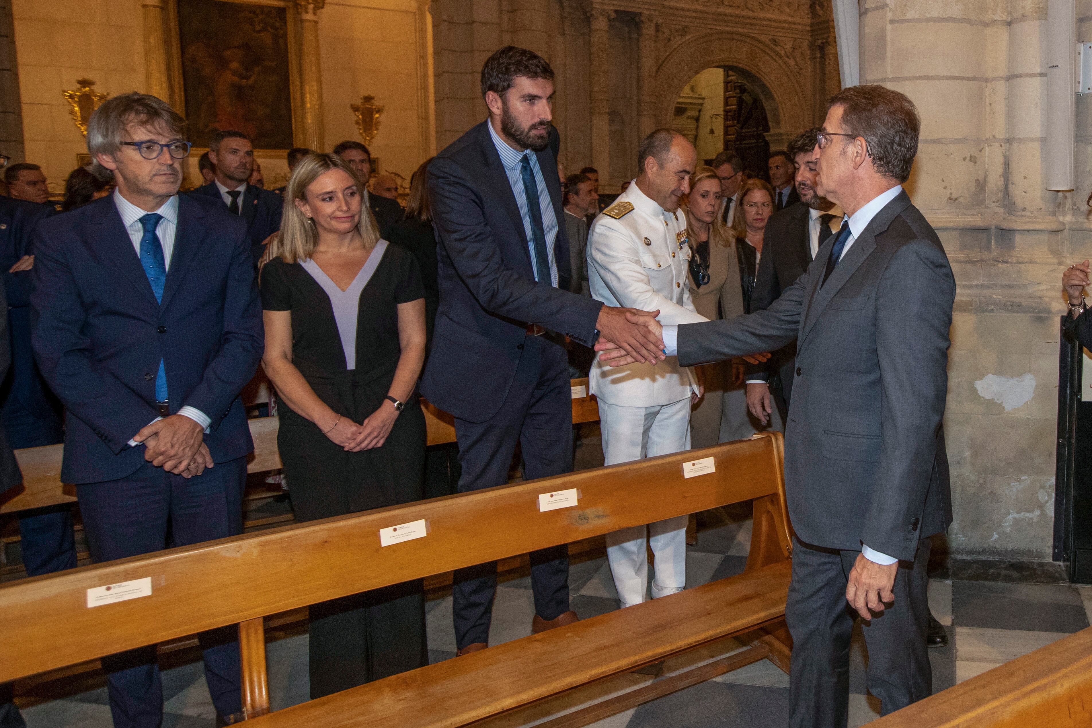 MURCIA, 18/10/2023.- El presidente del Partido Popular, Alberto Nuñez Feijóo (d), saluda al vicepresidente de la Comunidad de Murcia, José Ángel Antelo (3d), a su llegada a la misa funeral que se ha celebrado hoy miércoles en recuerdo de los trece fallecidos en la discoteca Fonda Milagros, en la Catedral de Murcia. EFE/Marcial Guillén