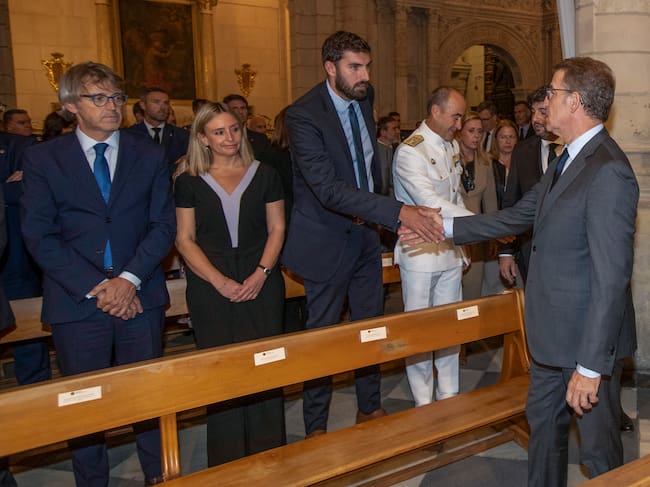 MURCIA, 18/10/2023.- El presidente del Partido Popular, Alberto Nuñez Feijóo (d), saluda al vicepresidente de la Comunidad de Murcia, José Ángel Antelo (3d), a su llegada a la misa funeral que se ha celebrado hoy miércoles en recuerdo de los trece fallecidos en la discoteca Fonda Milagros, en la Catedral de Murcia. EFE/Marcial Guillén