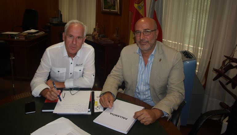 Reunión entre el Delegado Territorial de la Junta, Luis Domingo González (izquierda) y el Alcalde de Carrión de los Condes (Palencia), Jose´Manuel Otero (derecha)