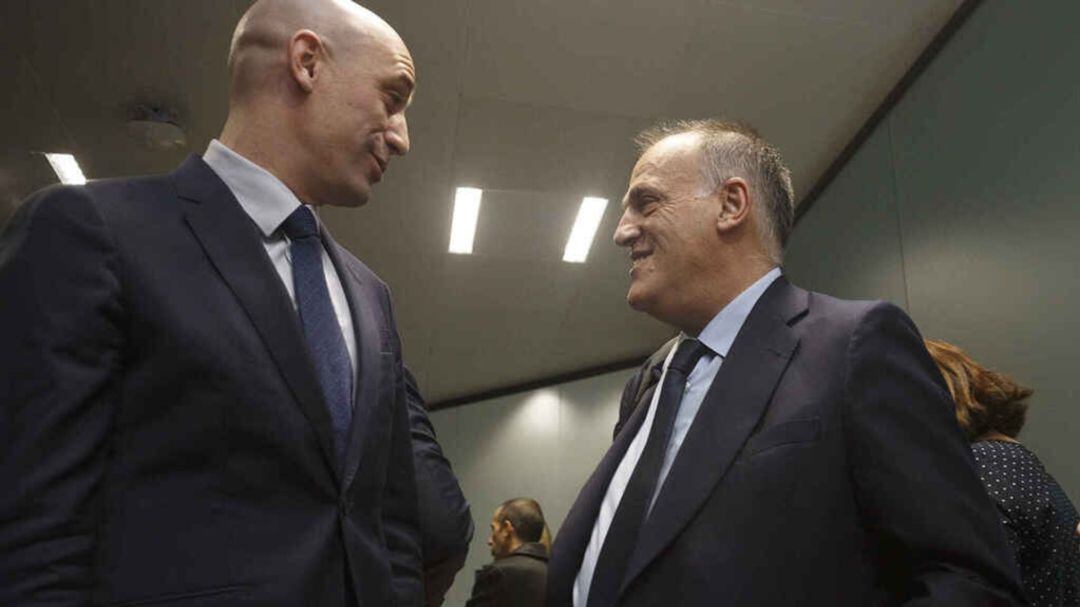 El presidente de la Federación Española de Fútbol, Luis Rubiales, y el presidente de LaLiga, Javier Tebas