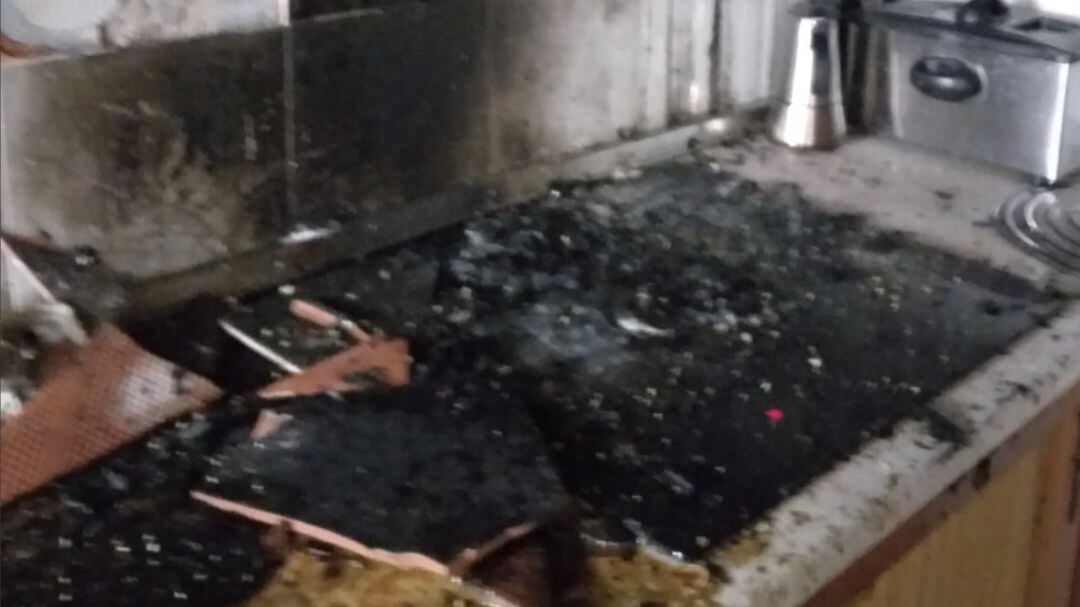 Estado en el que ha quedado la cocina de la vivienda.