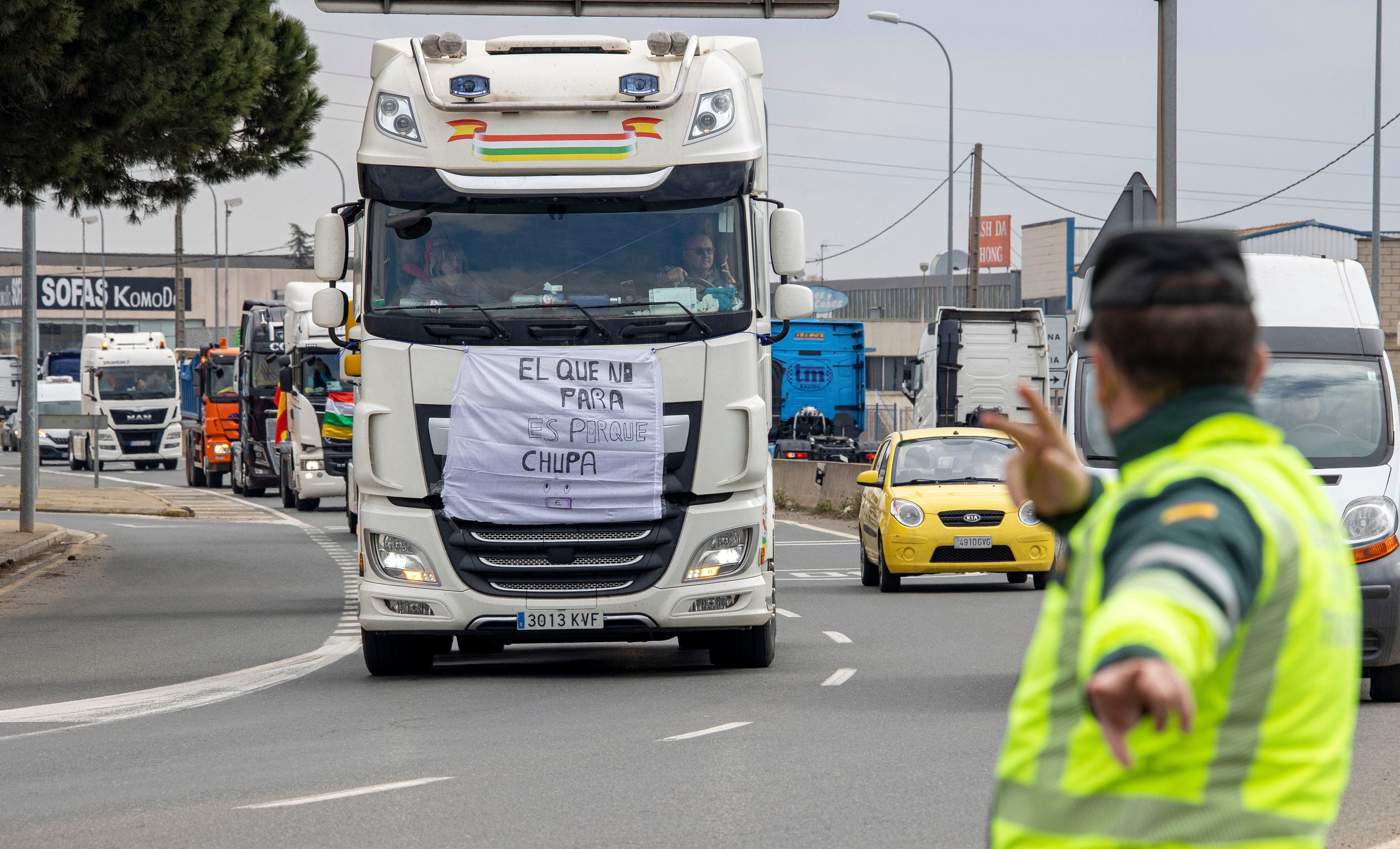 GRAF4959. LOGROÑO, 23/03/2022.- Un total de 45 camiones, según la Policía Local, han participado este miércoles en la marcha de dos horas de duración por la circunvalación de Logroño hasta los polígonos de la ciudad -Cantabria y La Portalada-, que ha transcurrido sin incidentes. Los transportistas protestan contra la escalada de los precios del combustible en este último mes. EFE/Raquel Manzanares