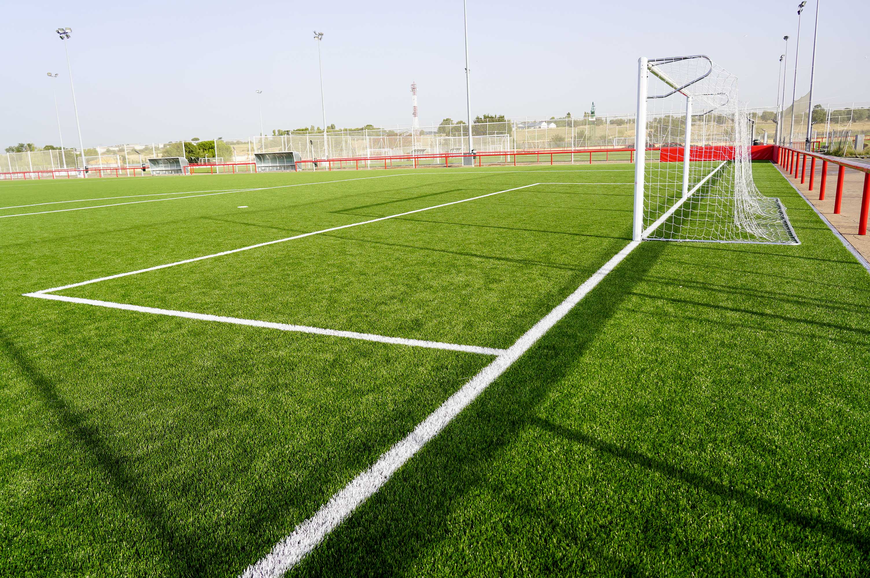 Césped del campo de fútbol Íker Casillas recientemente remodelado