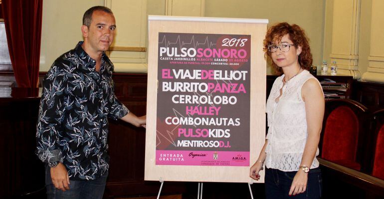 La concejal de Cultura y el periodista Fernando Fuentes presentaron el cartel del festival de música albaceteño