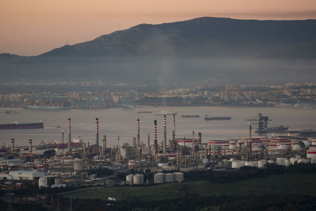 Una imagen de la refinería de Cepsa con el Puerto de Algeciras al fondo.