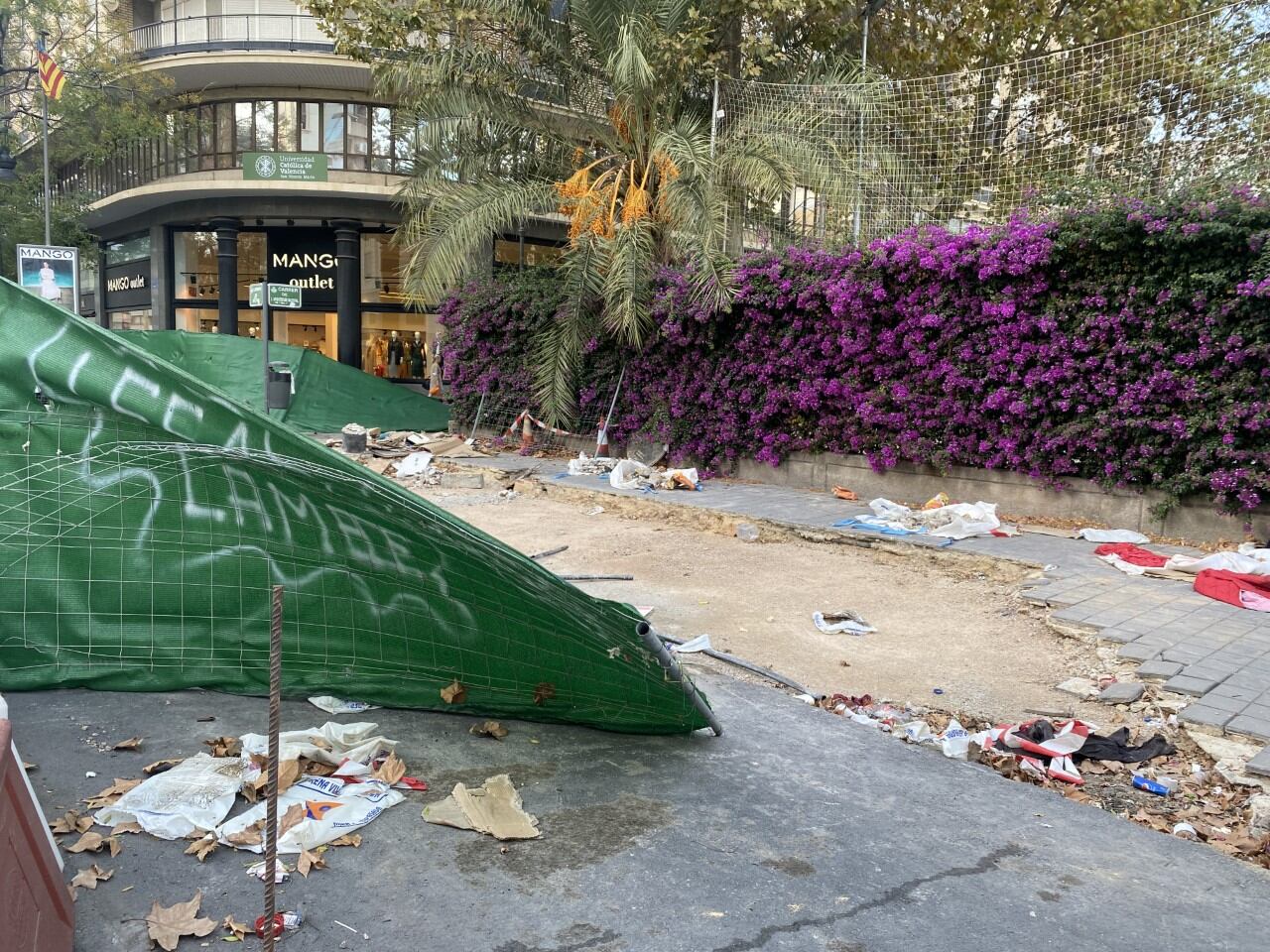 Las obras para eliminar los surtidores de gasolina de la calle Xàtiva de València, a la espera de su finalización.