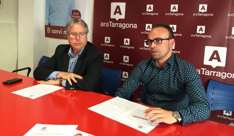 El candidat Emili Rivelles, acompanyat de Francesc Blasco.