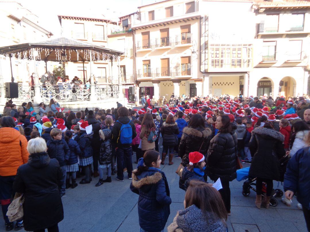 La Plaza Mayor acogió esta vez la Cantada Escolar