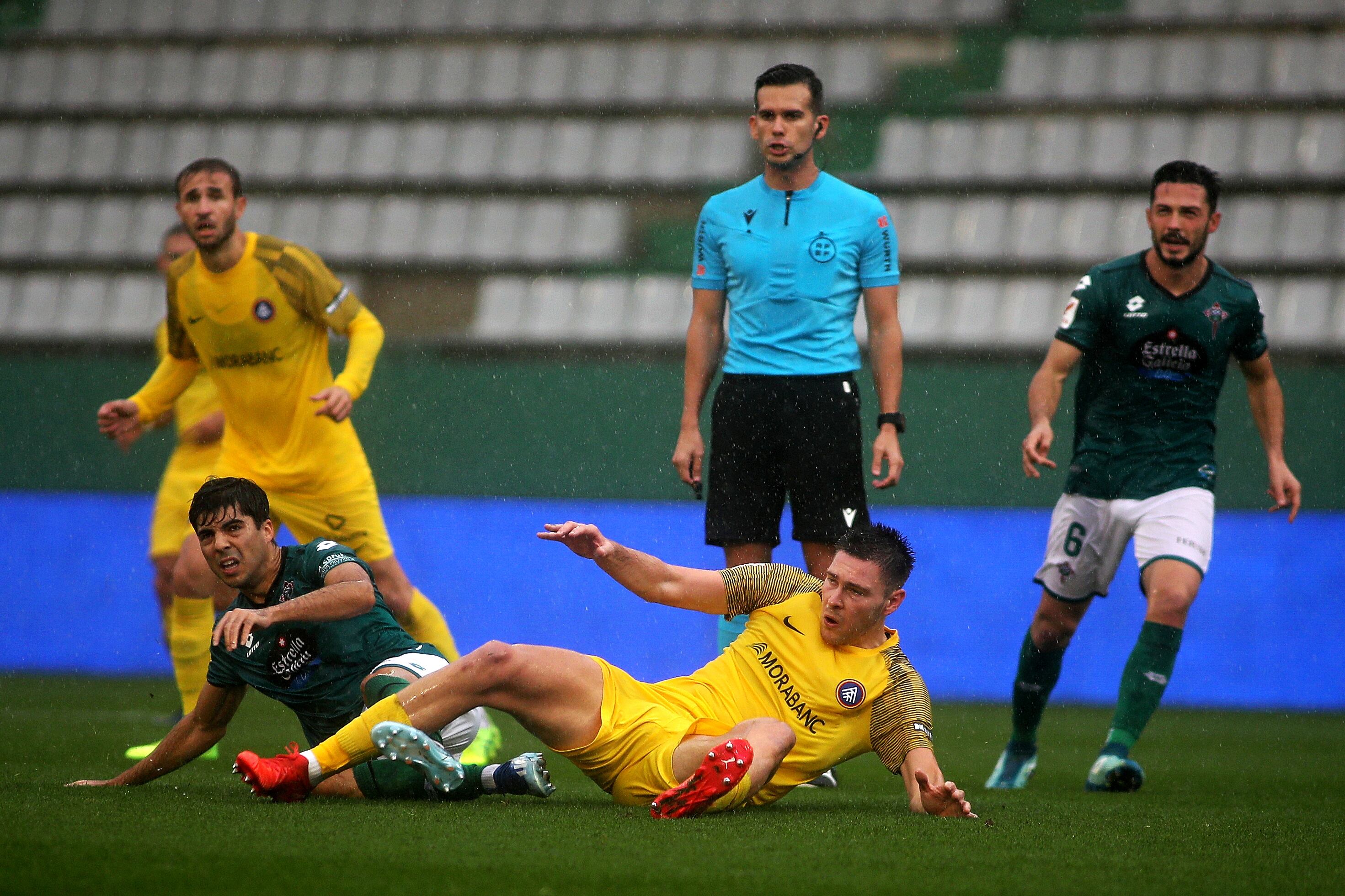 Scheidler lluita una pilota durant el partit davant el Racing de Ferrol a A Malata.