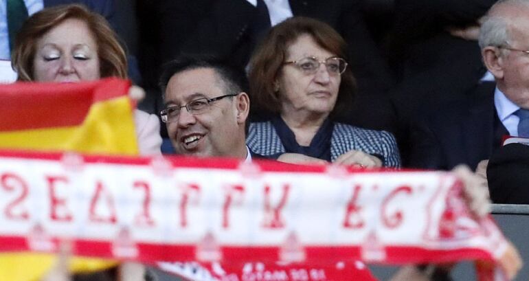 El presidente del FC Barcelona, Josep María Bartomeu, en el palco del Calderón 