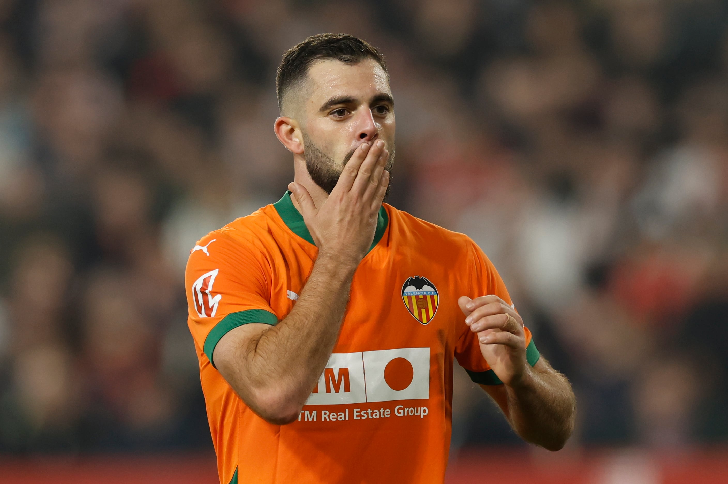 SEVILLA, 11/01/2025.- El centrocampista del Valencia Luis Rioja celebra su gol durante el partido de la jornada 19 de LaLiga que Sevilla FC y Valencia CF disputan este sábado en el Ramón Sánchez-Pizjuán, en Sevilla. EFE/Julio Muñoz
