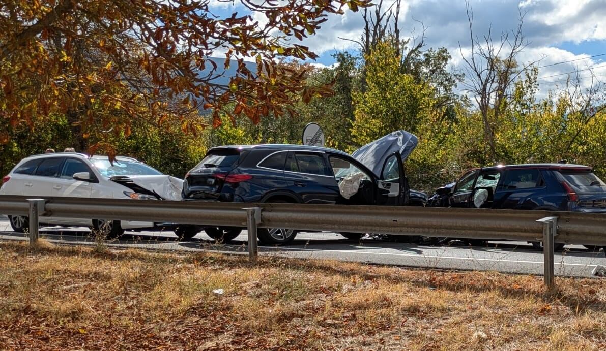 Colisión entre tres turismos