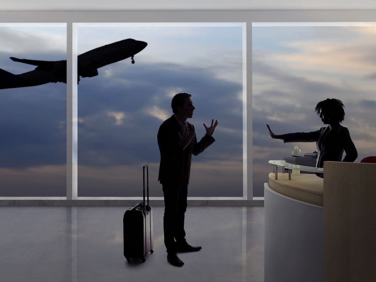 Què passa quan un passatger provoca problemes dins d'un avió?