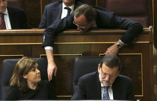 GRA256. MADRID, 27/11/2014.- El presidente del Gobierno, Mariano Rajoy, junto a la vicepresidenta, Soraya Sáenz de Santamaría, y Alfonso Alonso, durante el pleno del Congreso de los Diputados en el que ha anunciado hoy un paquete de enmiendas del PP a los