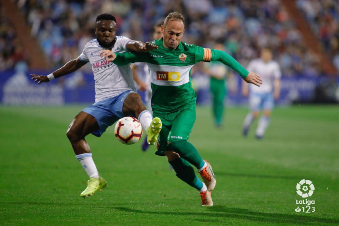 El jugador del Elche Nino pugna por un balón con el zaragocista Igbekeme