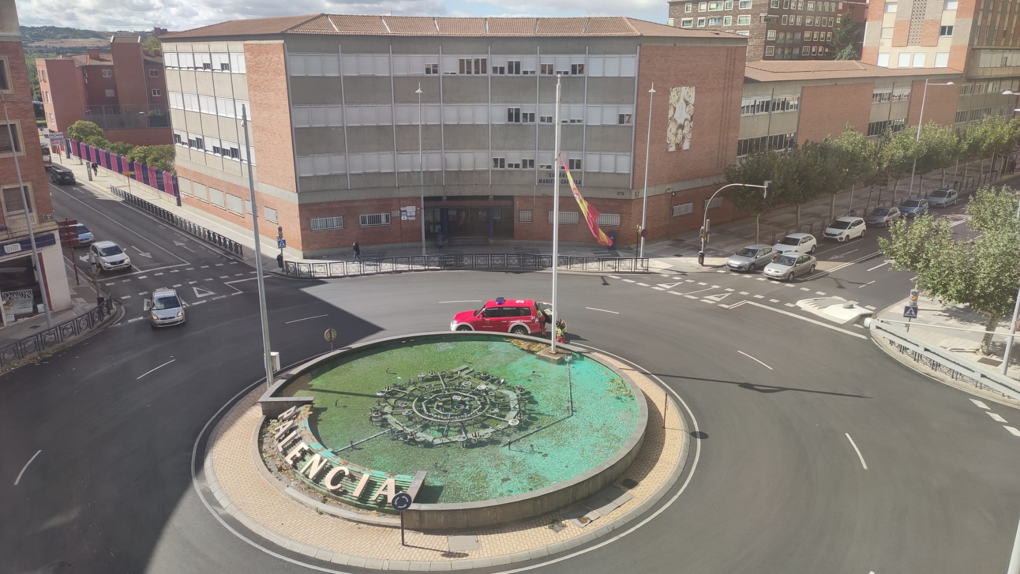 Los Bomberos retiran la bandera de Plaza de España