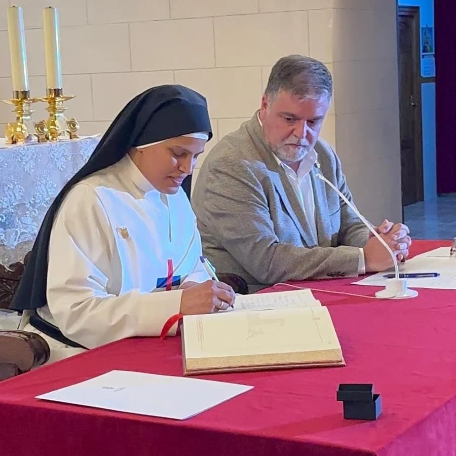 La religiosa firma en el libro de honor del Ayuntamiento