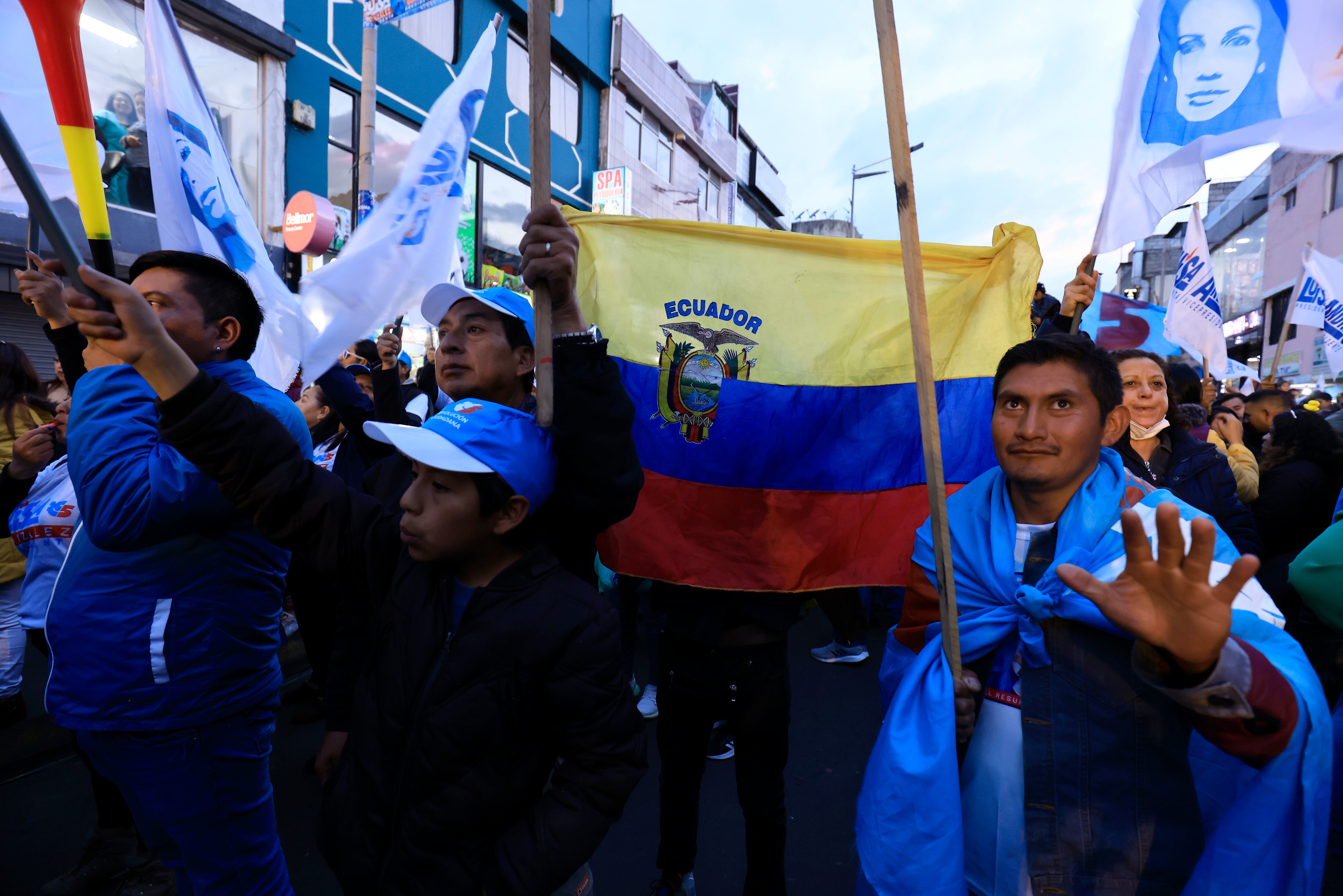 Simpatizantes de Luisa González antes del último mitin de su campaña