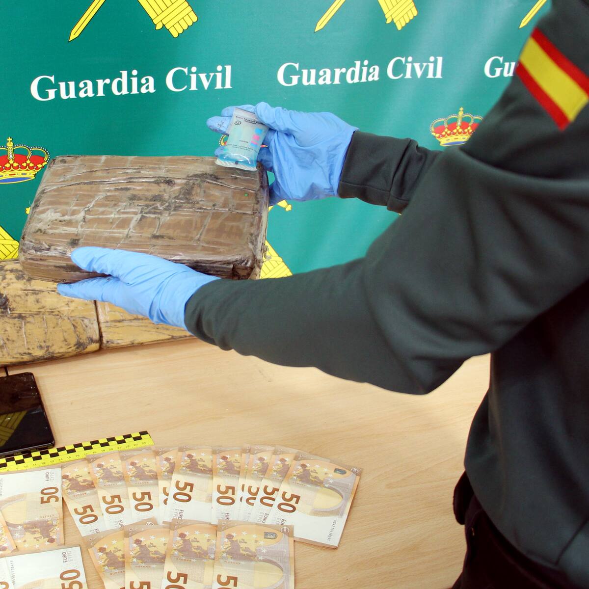 La Guardia Civil detiene en Cartes a dos hombres con cinco kilos de cocaína en un vehículo