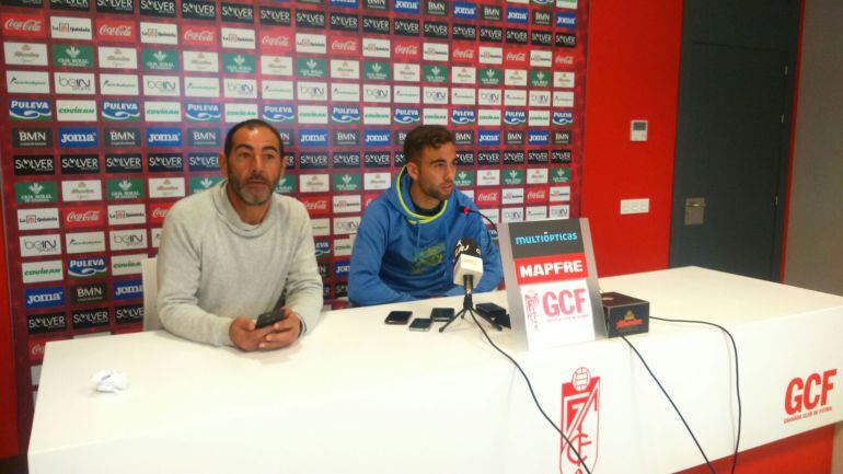 El jugador valenciado Roberto Ibáñez (d) junto a Javier Rufete (i), jefe de prensa del club rojiblanco