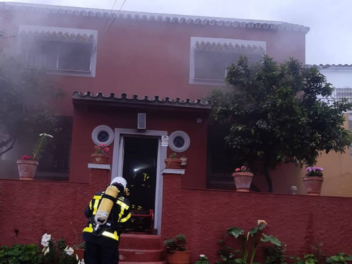 Bomberos extinguen un incendio en una vivienda de La Juliana