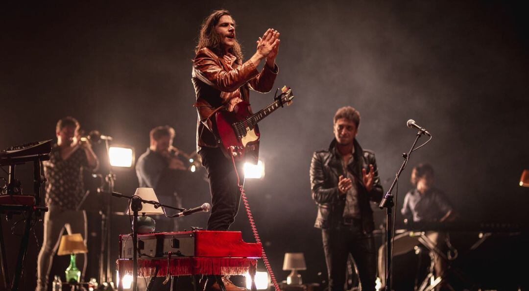 Javi, cantante y guitarrista de Fizzy Soup aplaude al público en el concierto ofrecido por su banda en el Teatro Auditorio de Cuenca el 20 de octubre.