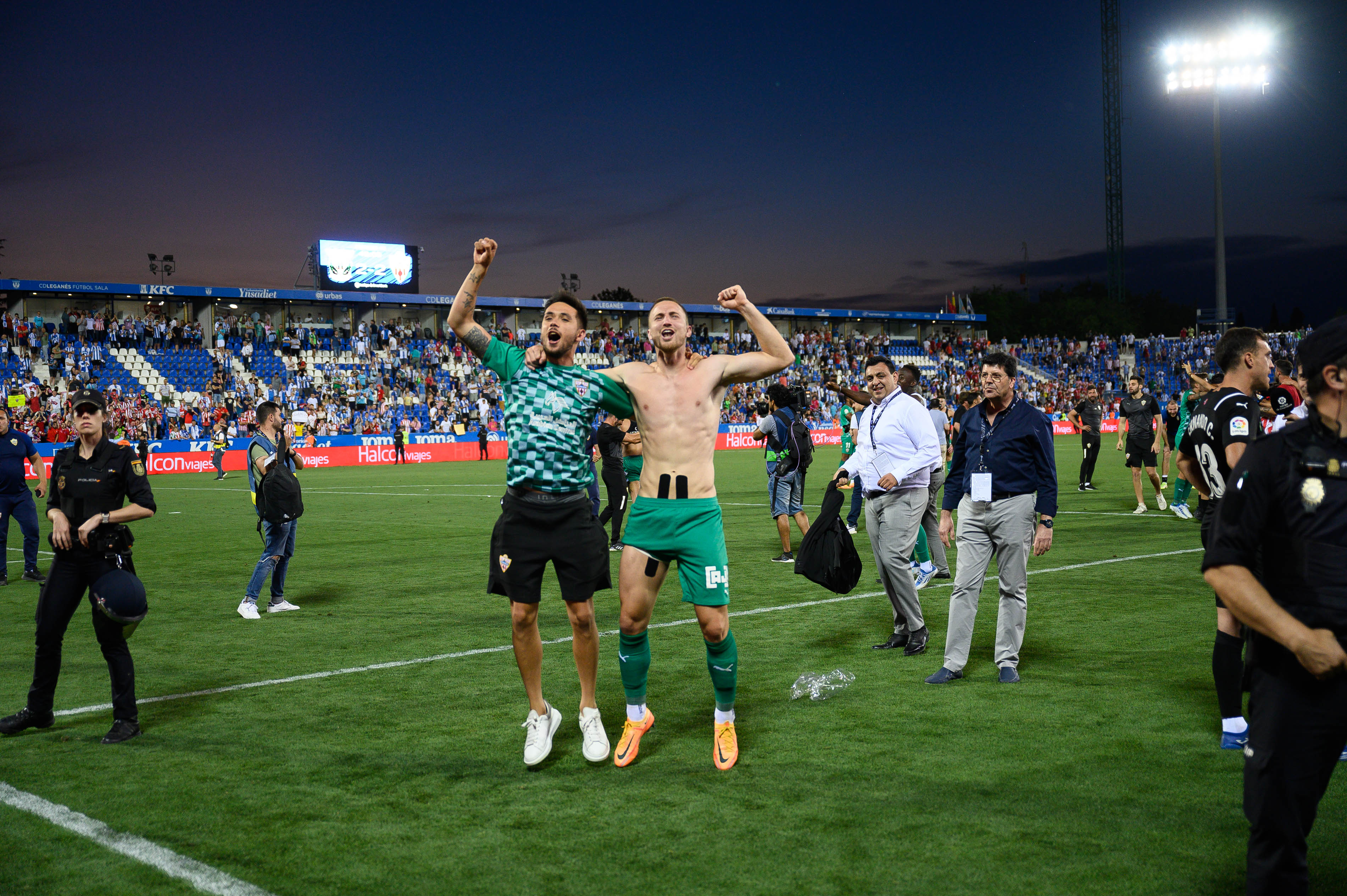 Nelson Monte y Rodrigo Ely saltando de alegría tras ascender con el Almería.