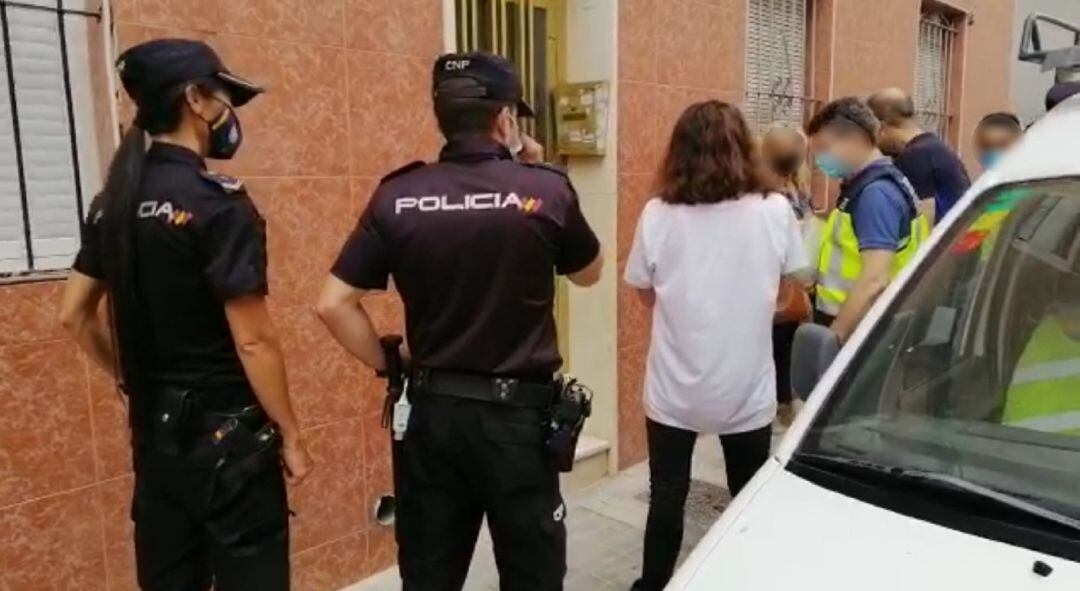 La Policía Nacional detiene a dos presuntos ladrones