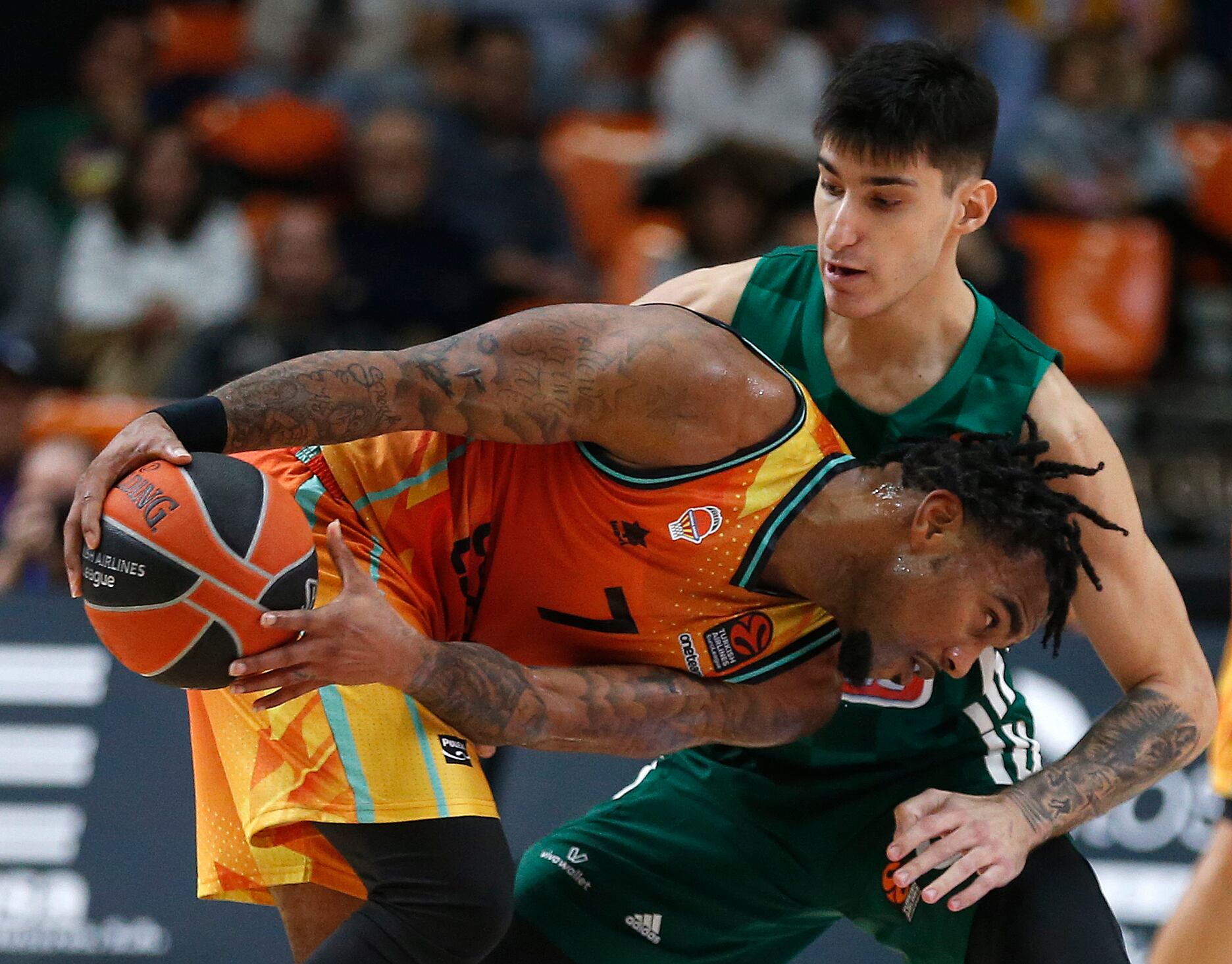 VALENCIA, 13/12/2022.- El base del Valencia Basket Chris Jones (i) protege un nbalón ante Panagiotis Kalaitzakis, del Panathinaikos, durante el partido de la Euroliga de baloncesto que disputan este martes en el pabellón de la Fuente de San Luis, en Valencia. EFE/Miguel Ángel Polo