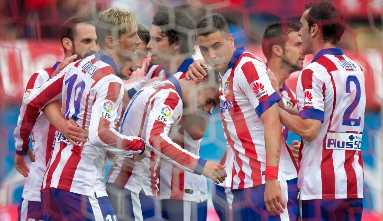 MADRID, SPAIN - APRIL 25: Antoine Griezmann (4R) of Atletico de Madrid celebrates scoring their second goal with team mates Juan Francisco Torres alias Juanfran (L), Fernando Torres (2ndL), Tiago Mendes (4L), Jose Maria Gimenez (3R), Gabi Fernandez (2R) a