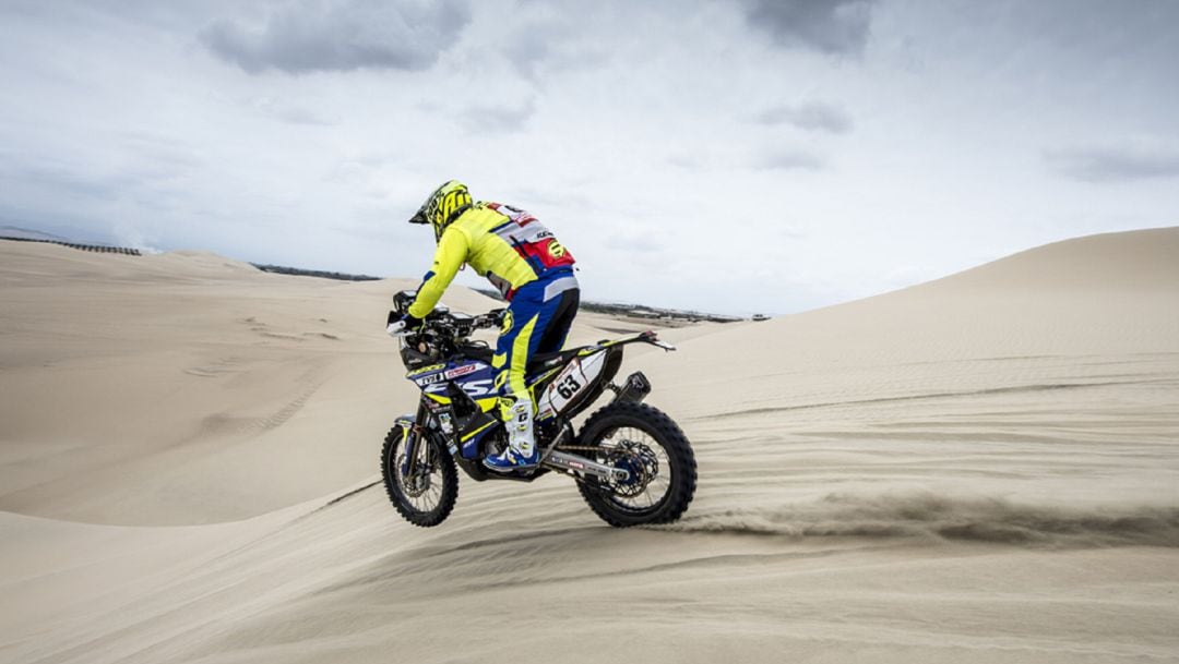 Lorenzo Santolino, a bordo de su moto en Perú.