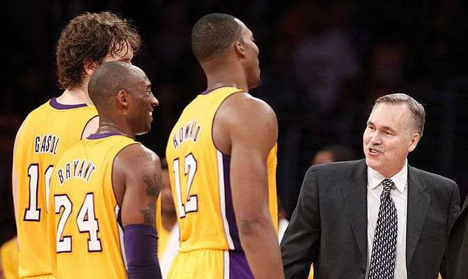 Gasol, Bryant y Howard charlan con D&#039;Antoni