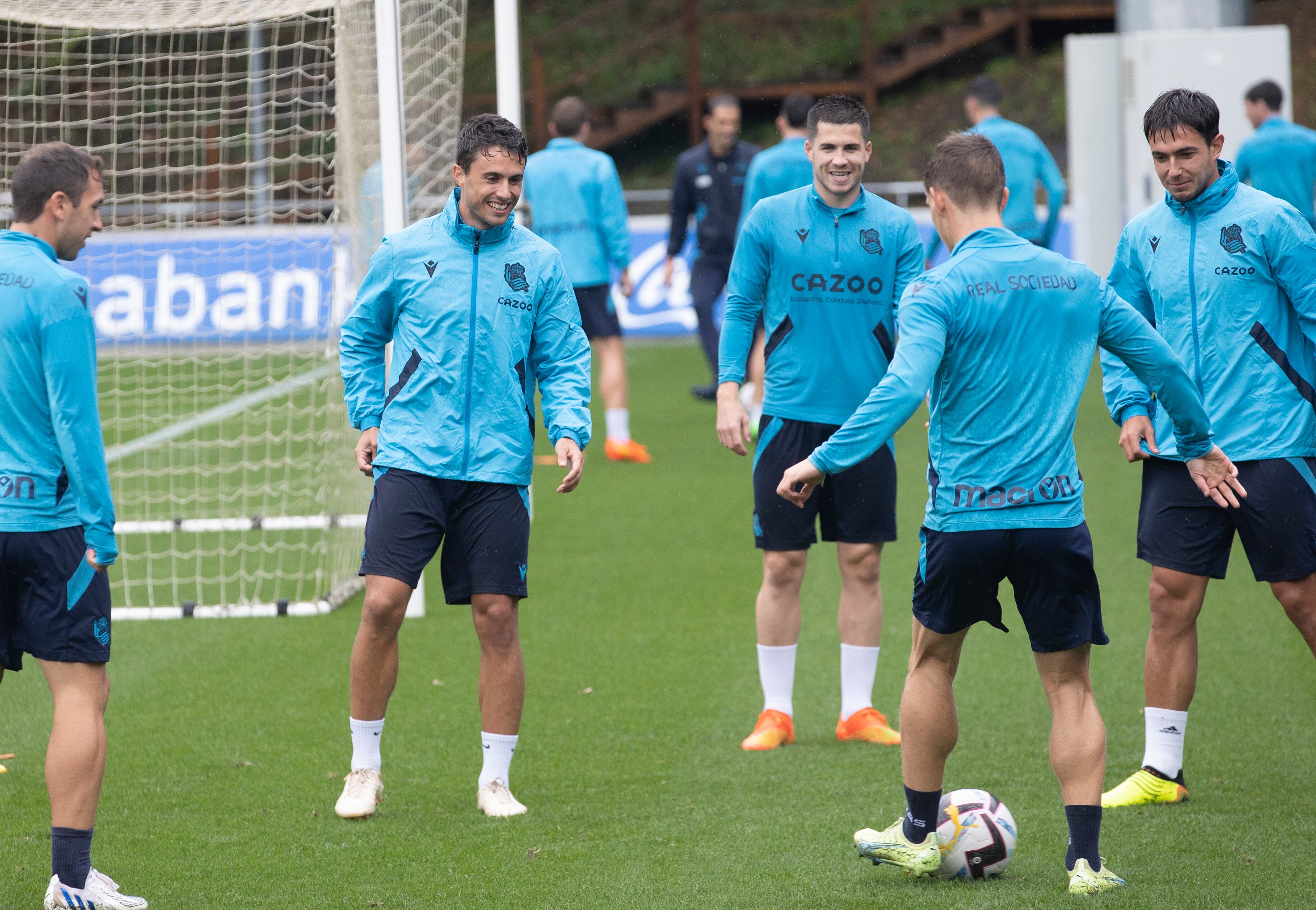 GRAFCAV880. SAN SEBASTIÁN, 27/09/2022.- Los jugadores de la Real Sociedad (i-d) Ander Odriozola, Martín Zubimendi, Igor Zubeldia y Ander Guevara, durante un entrenamiento a puerta abierta este martes en las instalaciones de Zubieta. EFE/ Javier Etxezarreta
