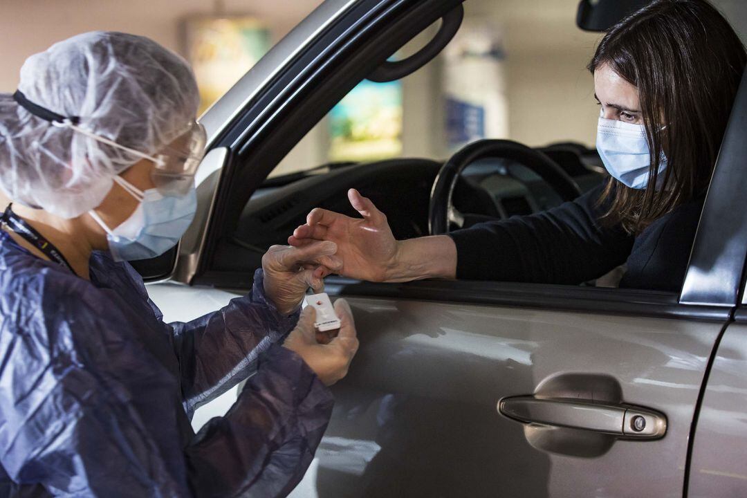 Una ciutadana passant el tests d'anticossos de la Covid-19 a l'stoplab d'Andorra la Vella el passat dilluns.