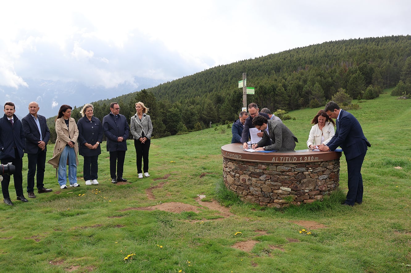 El cònsol major de Canillo, Jordi Alcobé, el ministre de Medi Ambient, Agricultura i Ramaderia, Guillem Casal, i la cònsol major d'Ordino, Maria del Mar Coma, durant la signatura del Memoràndum d'entesa.