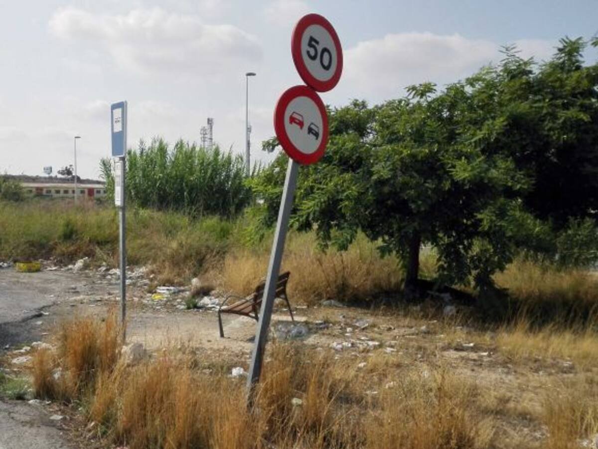 Ilicitanos por Elche denuncia la acumulación de basura en la parada de la línea R3 del autobús urbano