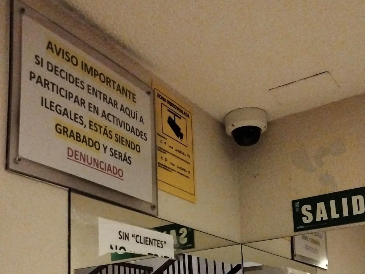 Los vecinos de Las Suertes ya no pueden más: decenas de hombres acuden diariamente al piso prostíbulo y la madame ha dejado de pagar el alquiler
