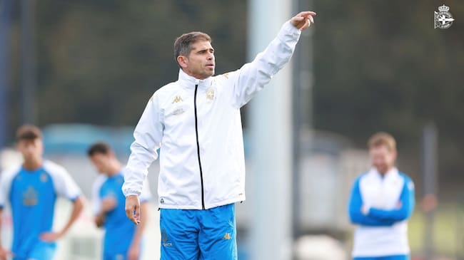 Antonio Hidalgo dirige un entrenamiento del Dépor | Foto: RCDeportivo