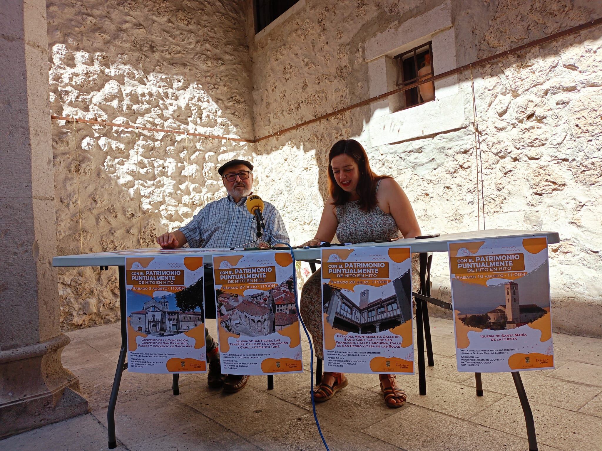 Maite Sánchez y Juan Carlos Llorente presentan las rutas &#039;Con el patrimonio puntualmente&#039; en el patio del Ayuntamiento de Cuéllar