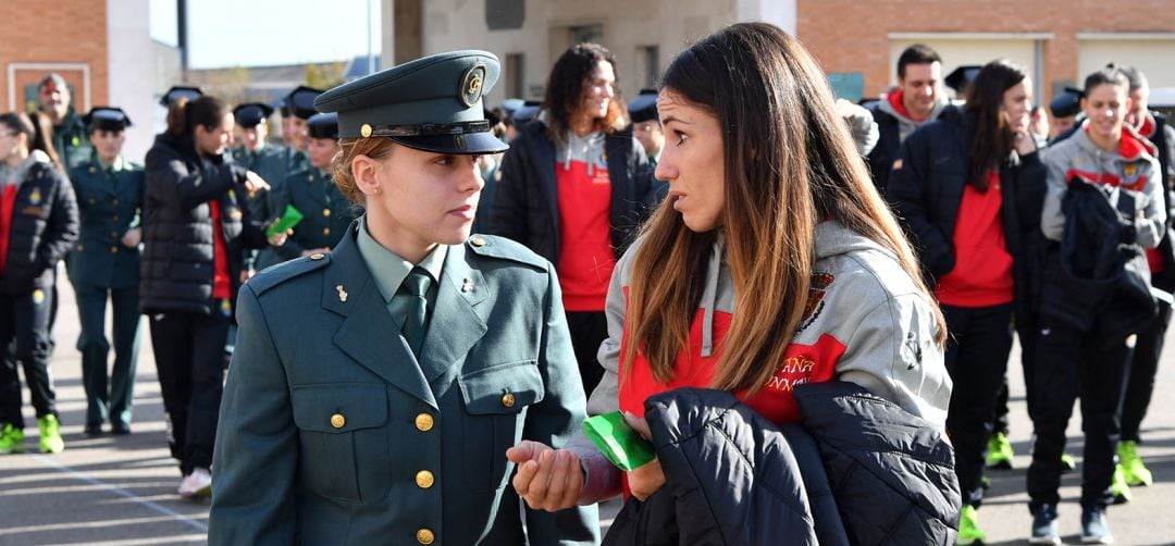 Carmen Martín, capitana de &#039;Las Guerreras&#039;, charla con una de las guardiaciviles que participaron en el acto de este martes.