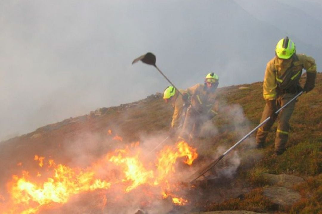 Imagen de archivo de la extinción de un incendio con medios de la Junta de Castilla y León