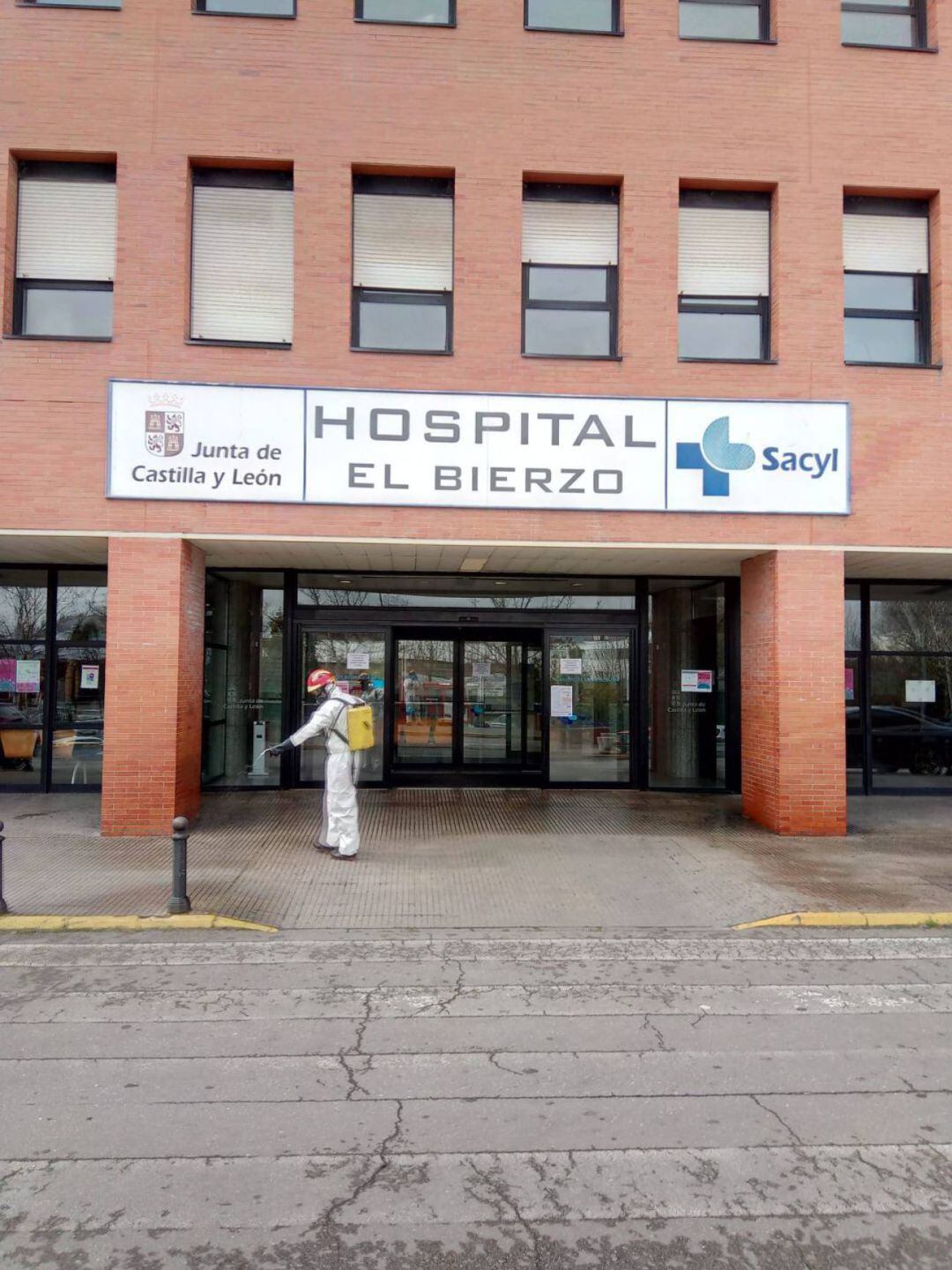 Personal desinfectando a las puertas del hospital del Bierzo.